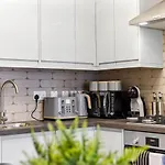 Central Charm: Stylish & Comfy 2Br Flat In Central