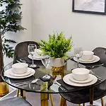 Central Charm: Stylish & Comfy 2Br Flat In Central