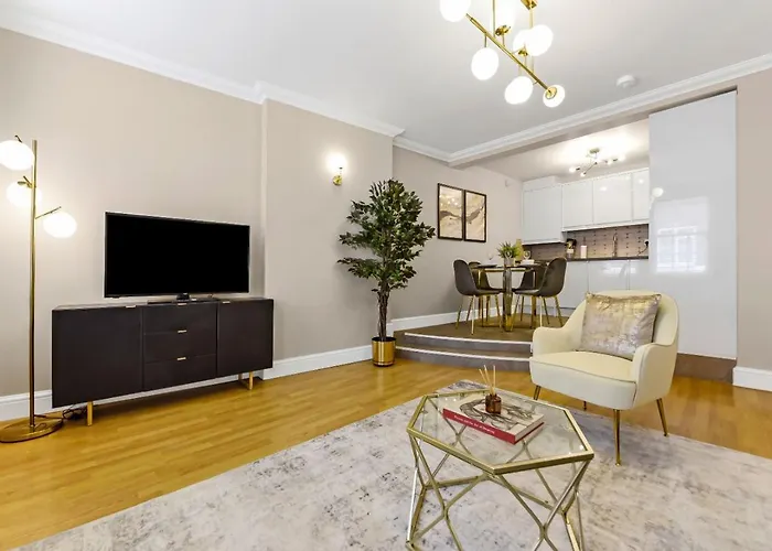 Central Charm: Stylish & Comfy 2Br Flat In Central